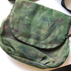 Lightweight irridescent green mesh travel bag